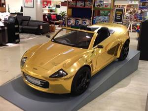 خودروی طلائی در فروشگاه Selfridge!